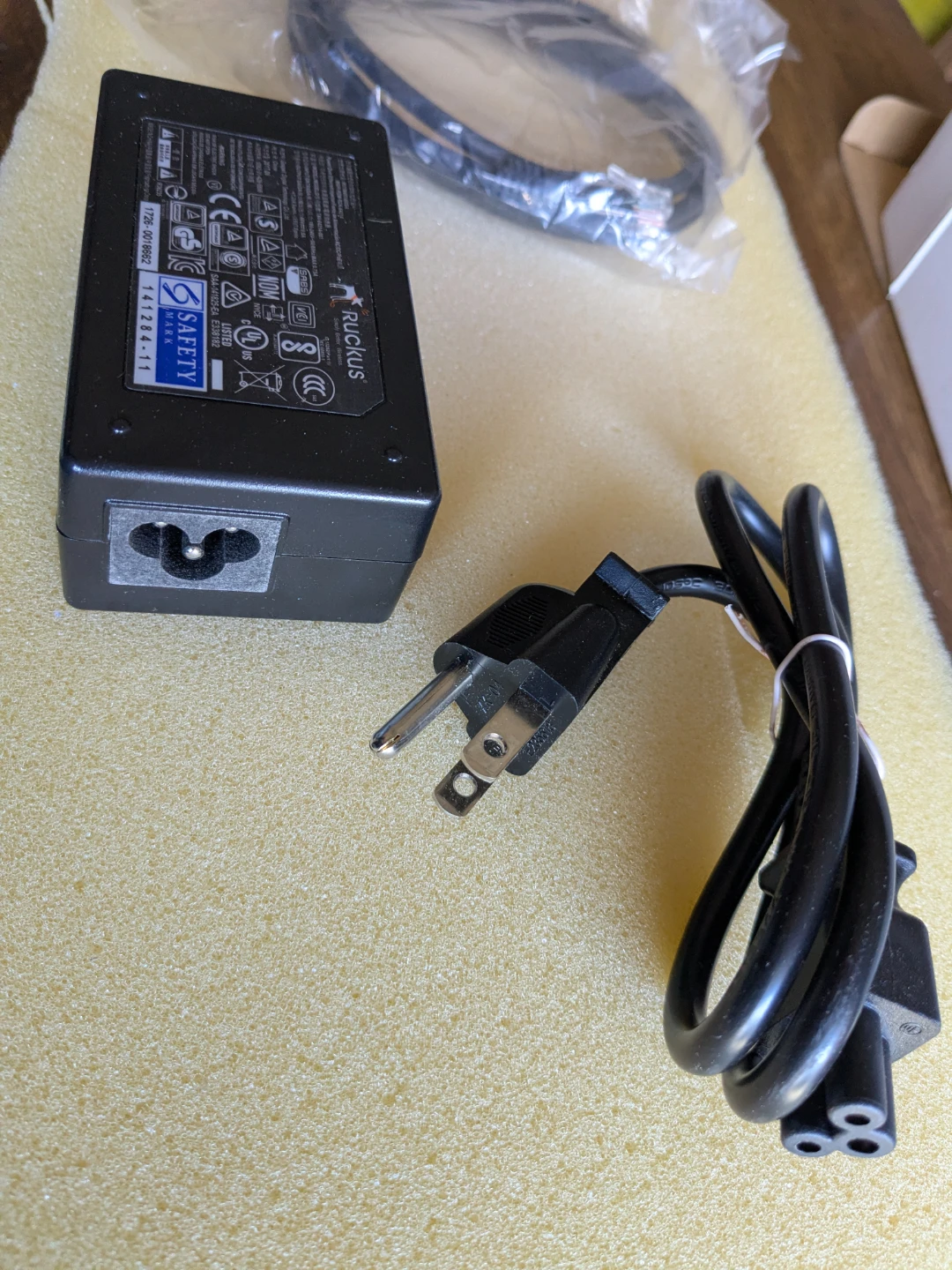 Ruckus Power Over Ethernet Injector 100-240V 48V 0.5A - photo 2