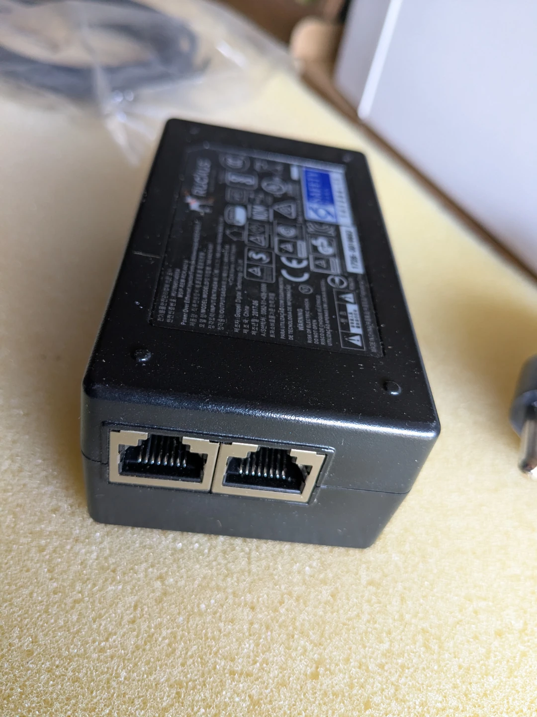 Ruckus Power Over Ethernet Injector 100-240V 48V 0.5A - photo 3