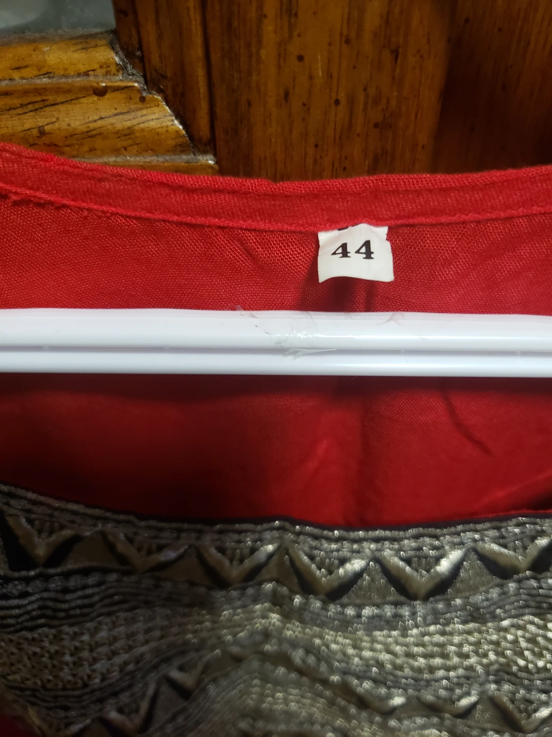 Red Kurti with Gold Embroidery Size 44 - photo 3