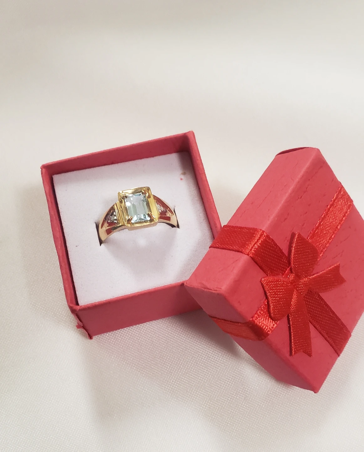 Like new Womens Elegant 10K Ring With Aquamarine With Diamond