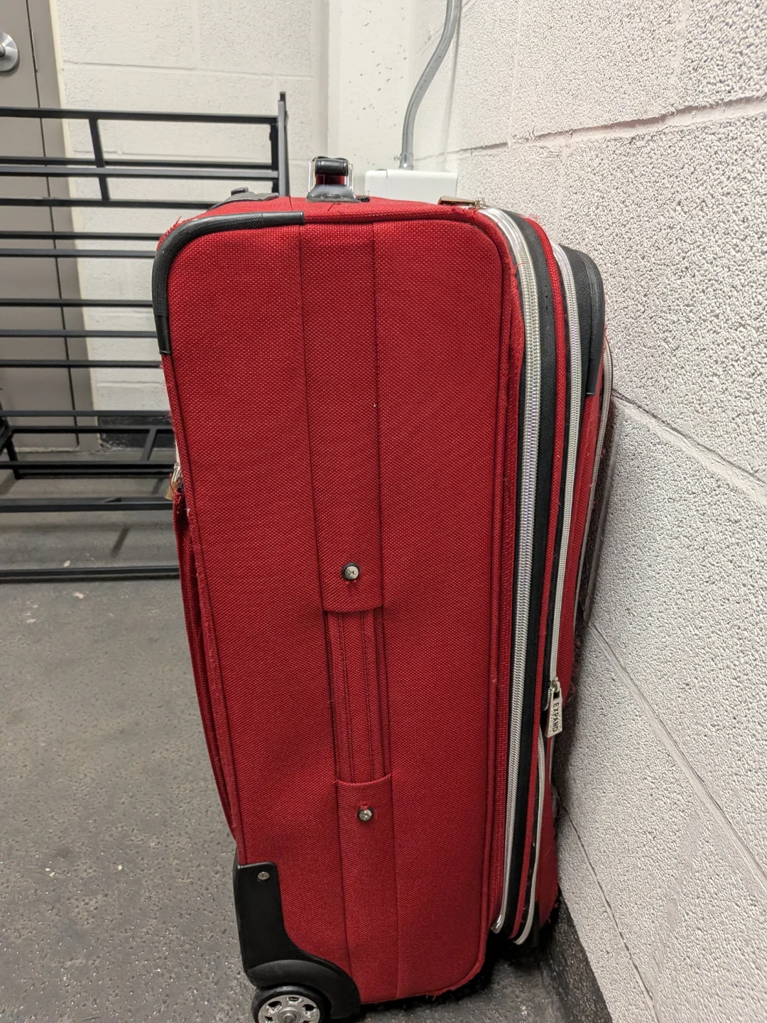 London Fog Red Rolling Suitcase - photo 4