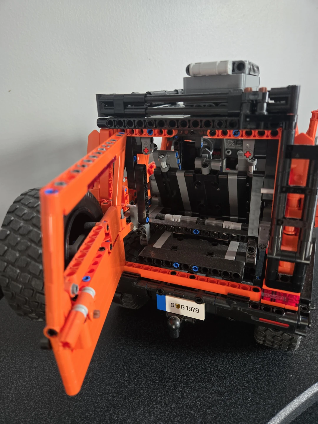 LEGO Technic Mercedes-Benz G 63 AMG 4x4 (Orange) - photo 3