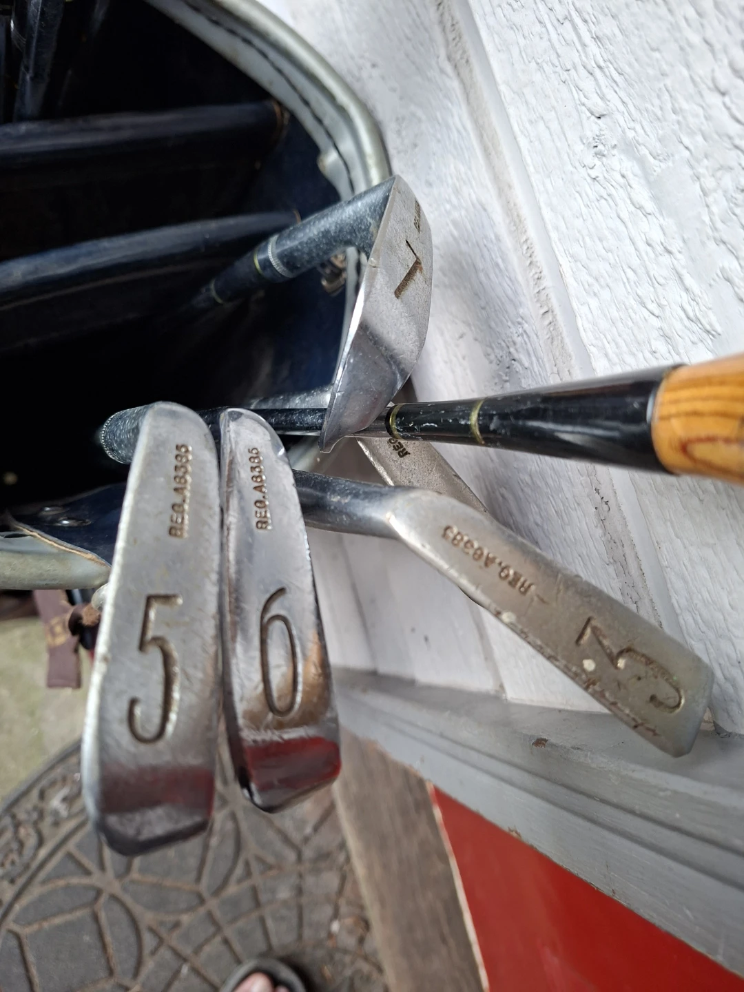 Vintage Leather Golf bag, Wilson clubs & Old wooden drivers - photo 5
