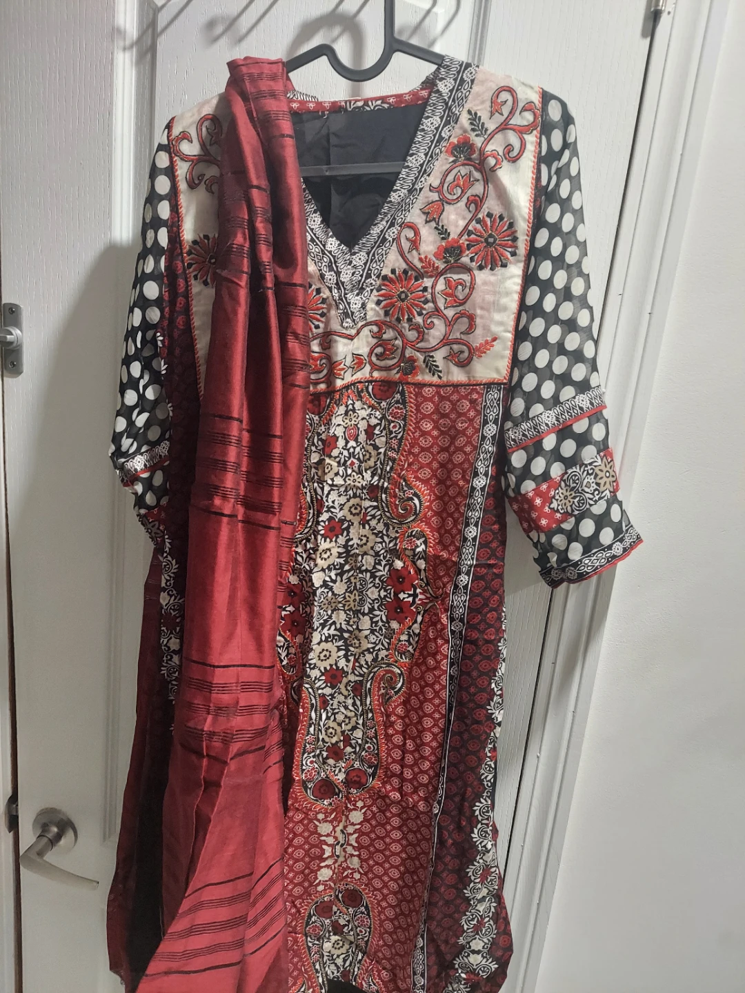 Embroidered Kurta with Scarf - photo 5