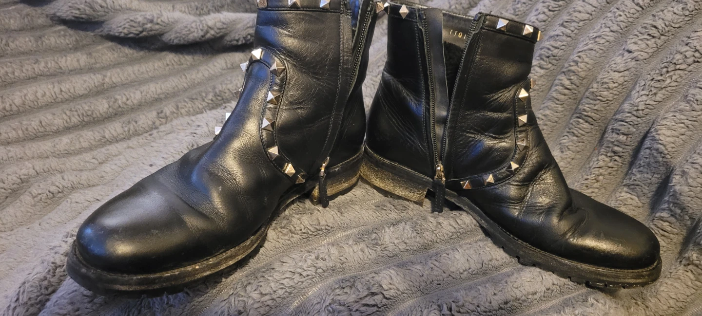 Valentino Studded Black Leather Ankle Boots W8/38 - photo 4