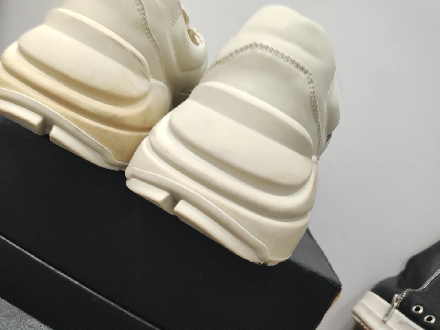 Gucci White Leather Sneakers with Red Lip Detail - photo 5