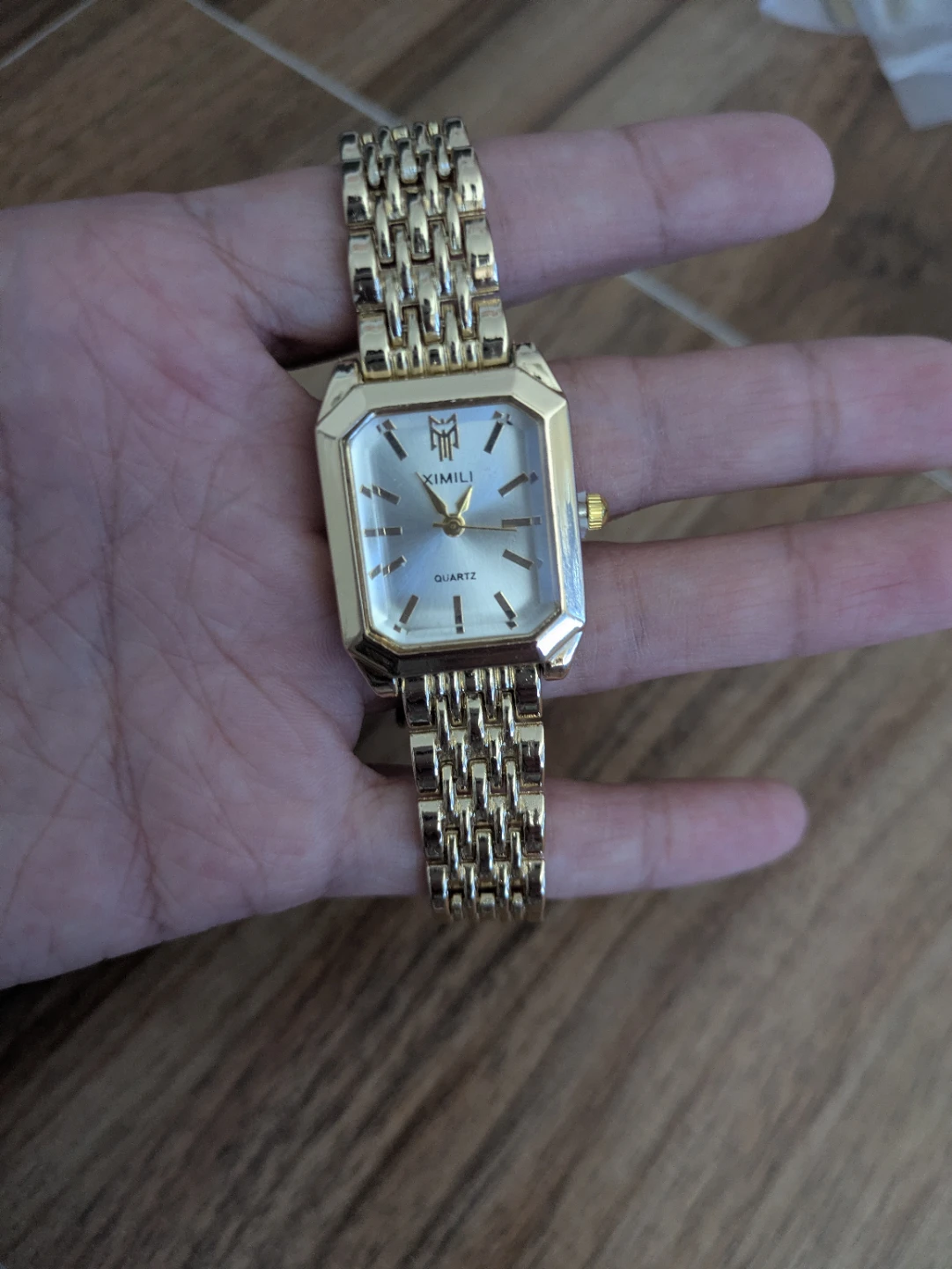 Beautiful gold watch (battery works)