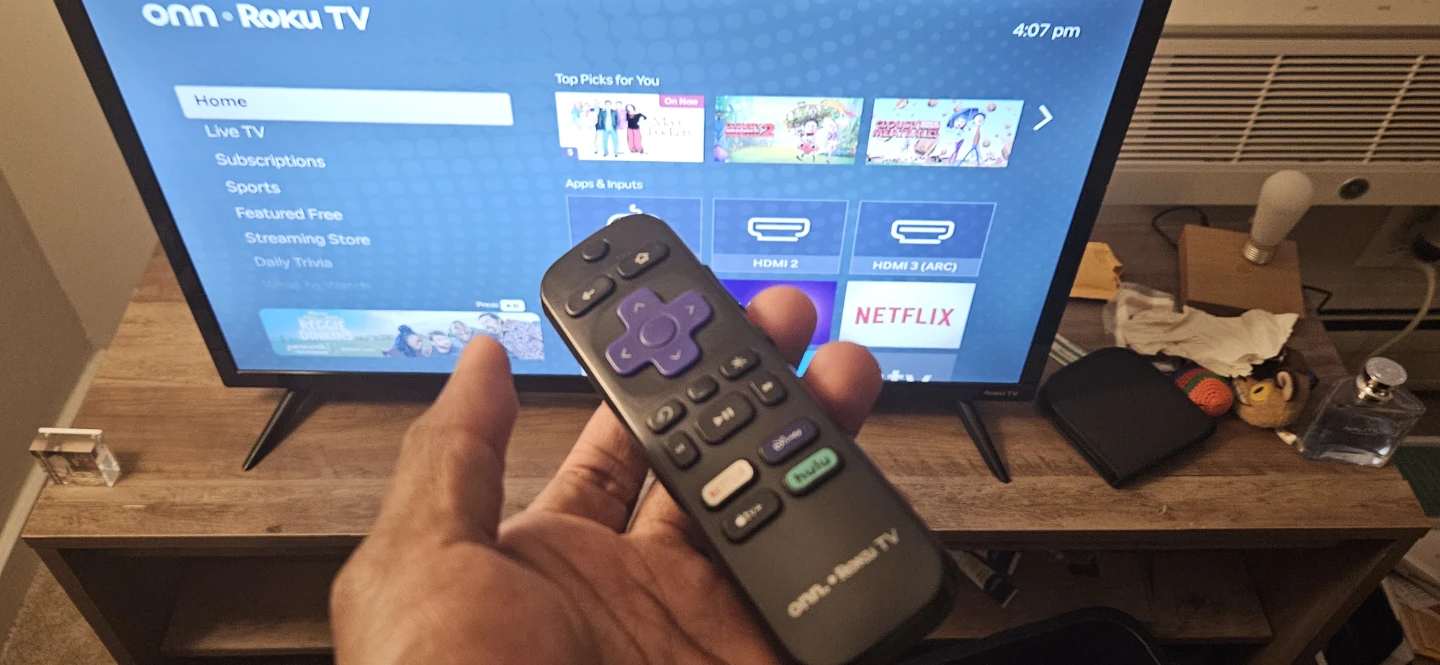 32 inch Onn. Roku TV - Smart TV - photo 2