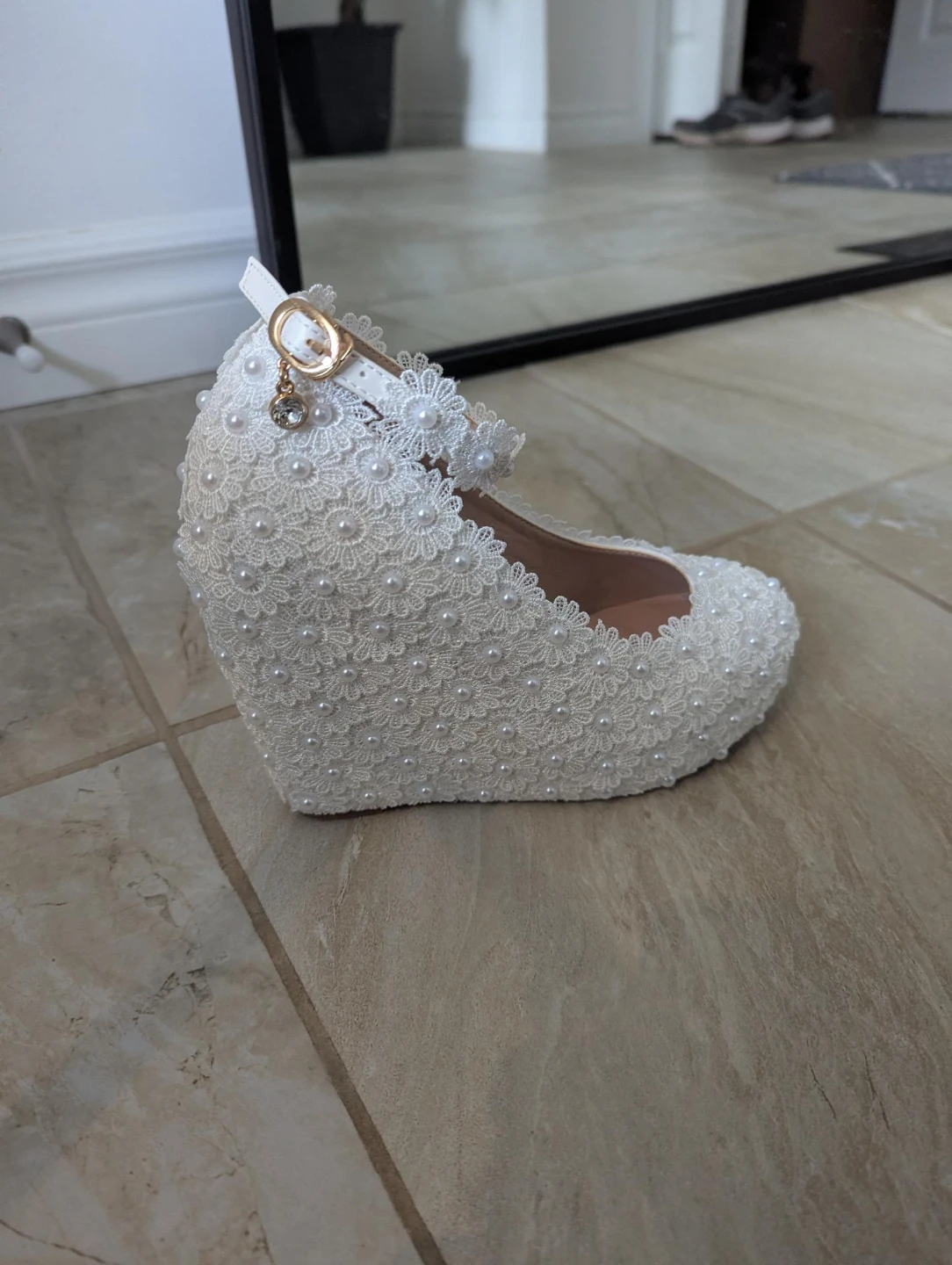 White Lace Wedge Heels with Pearls and Rhinestones - photo 3