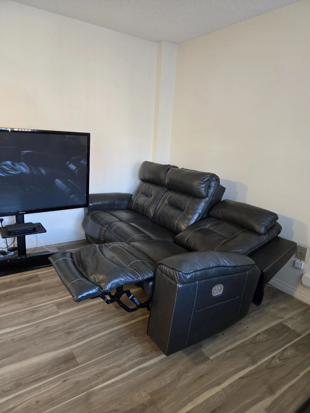 Charcoal Grey Leather Reclining Sofa ans Loveseat - photo 4