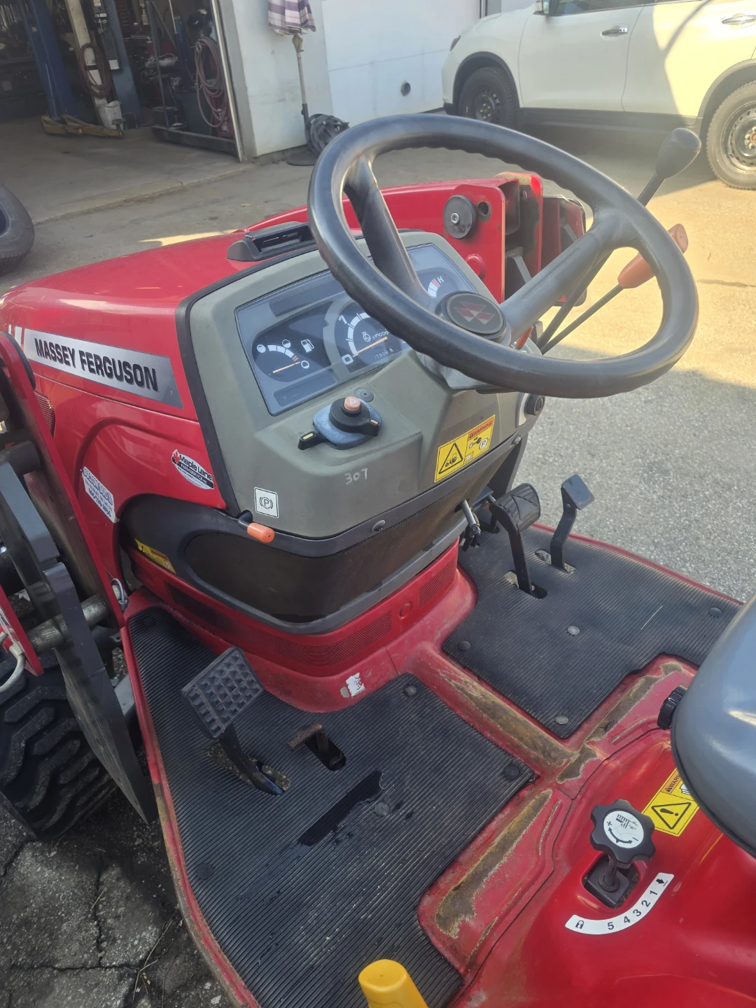 Massey Ferguson GC1715 Compact Tractor with Loader - photo 5