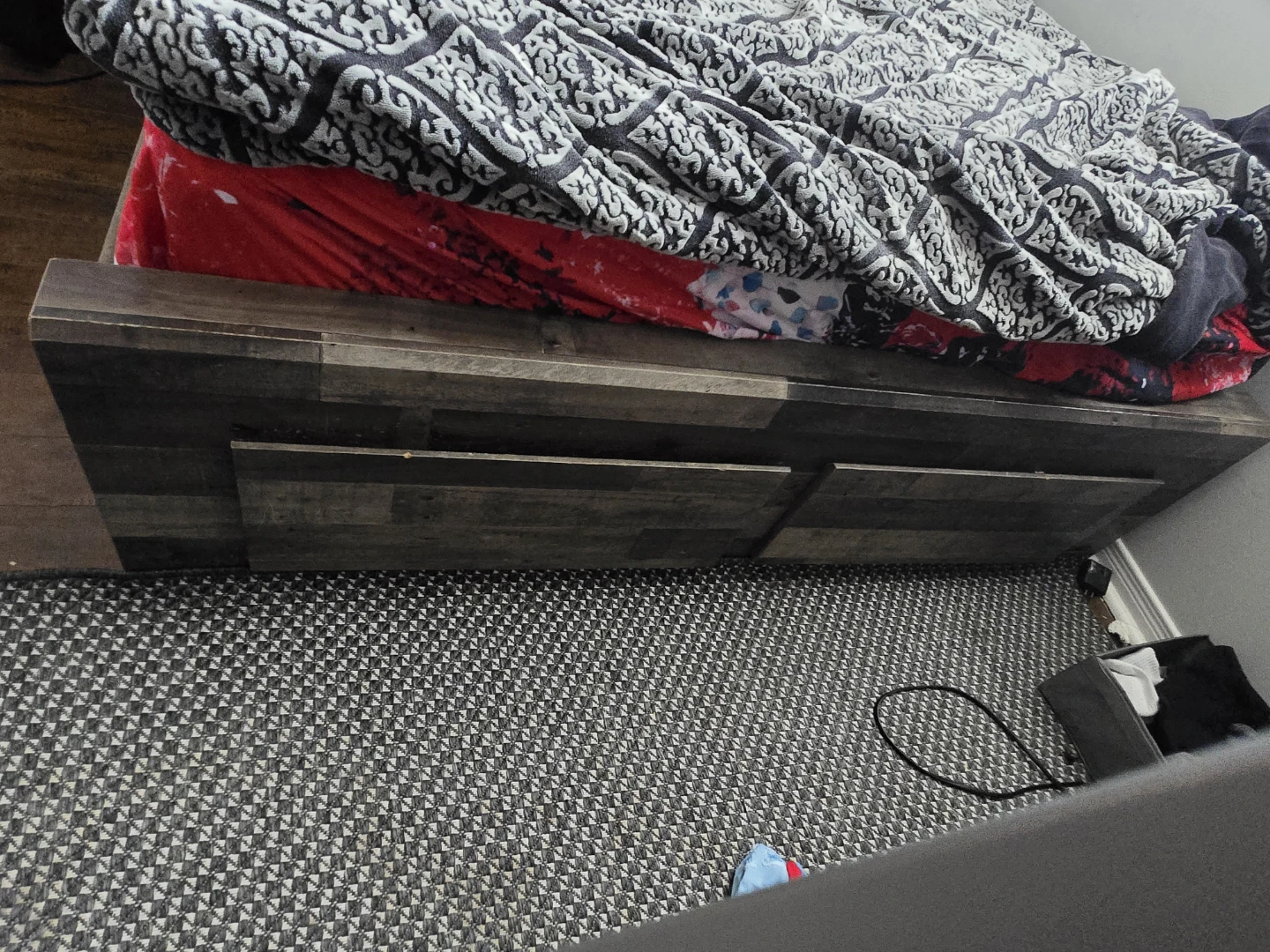 Wooden Dresser with 6 Drawers + Bed - photo 2