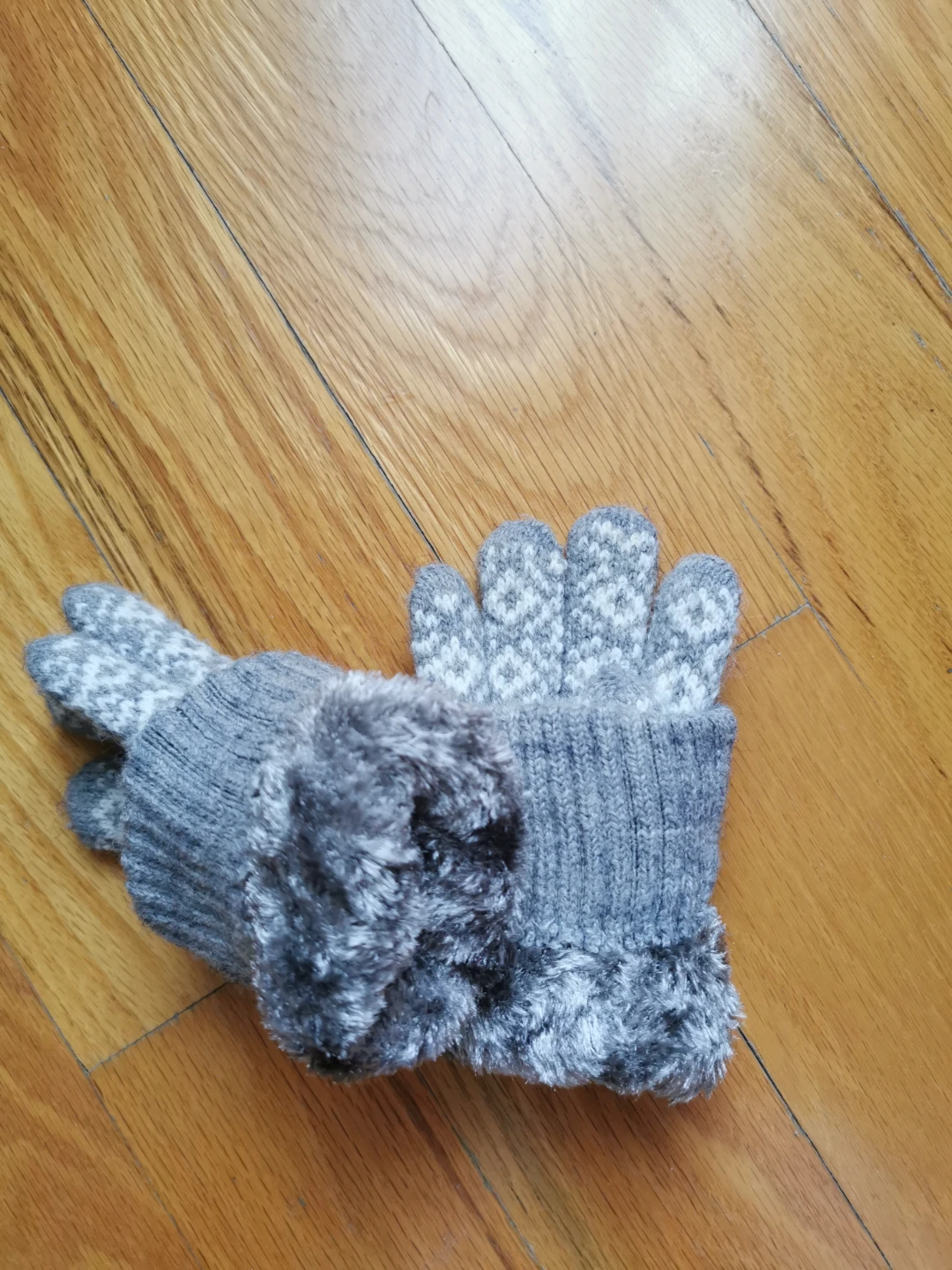 Grey knit gloves with faux fur trim - photo 2