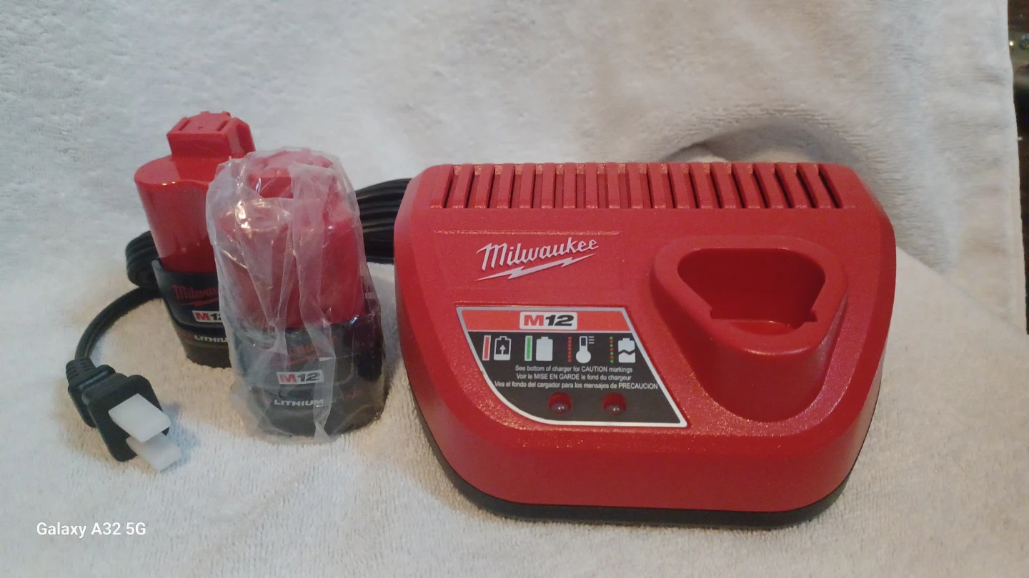 Milwaukee M12 Lithium-Ion Battery Charger