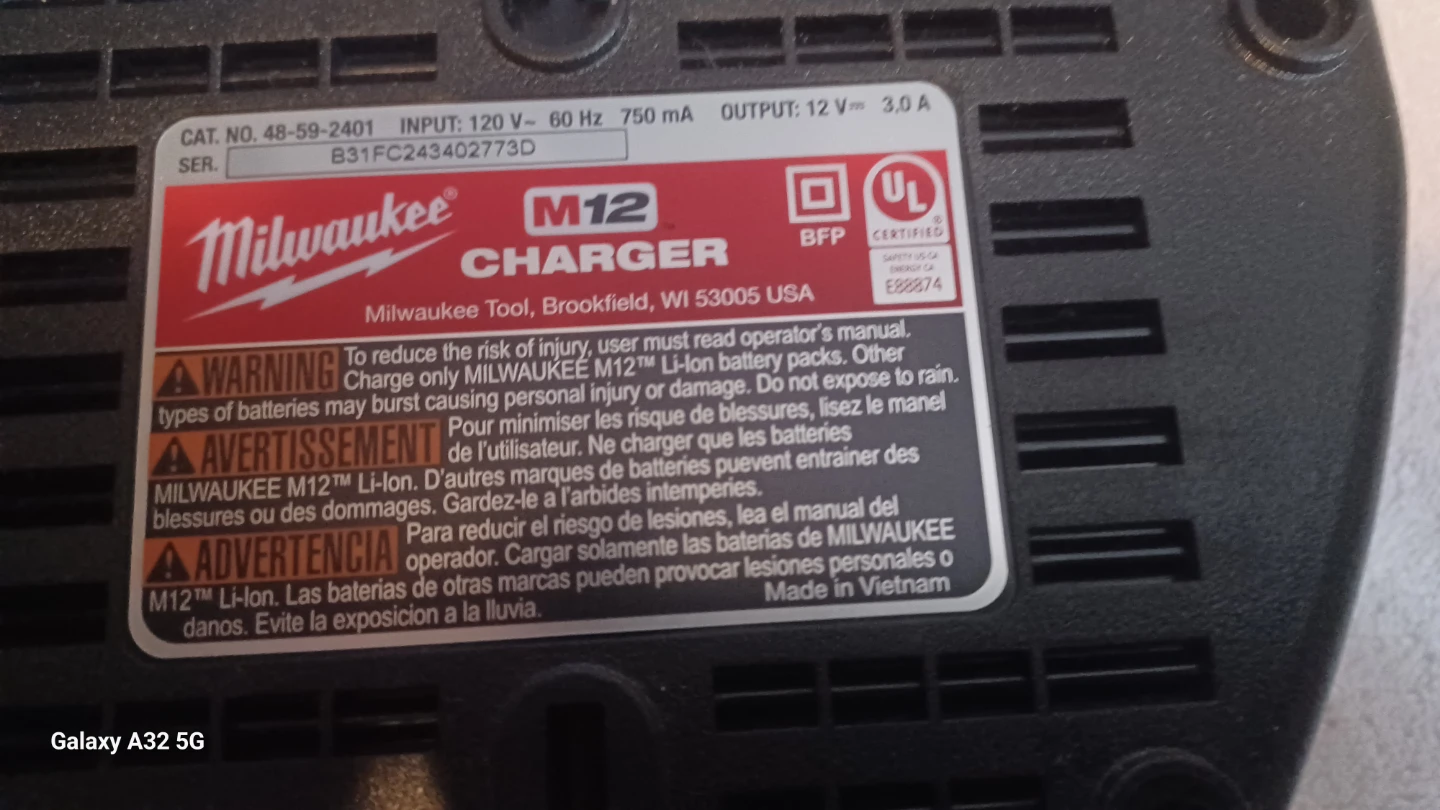 Milwaukee M12 Lithium-Ion Battery Charger - photo 2