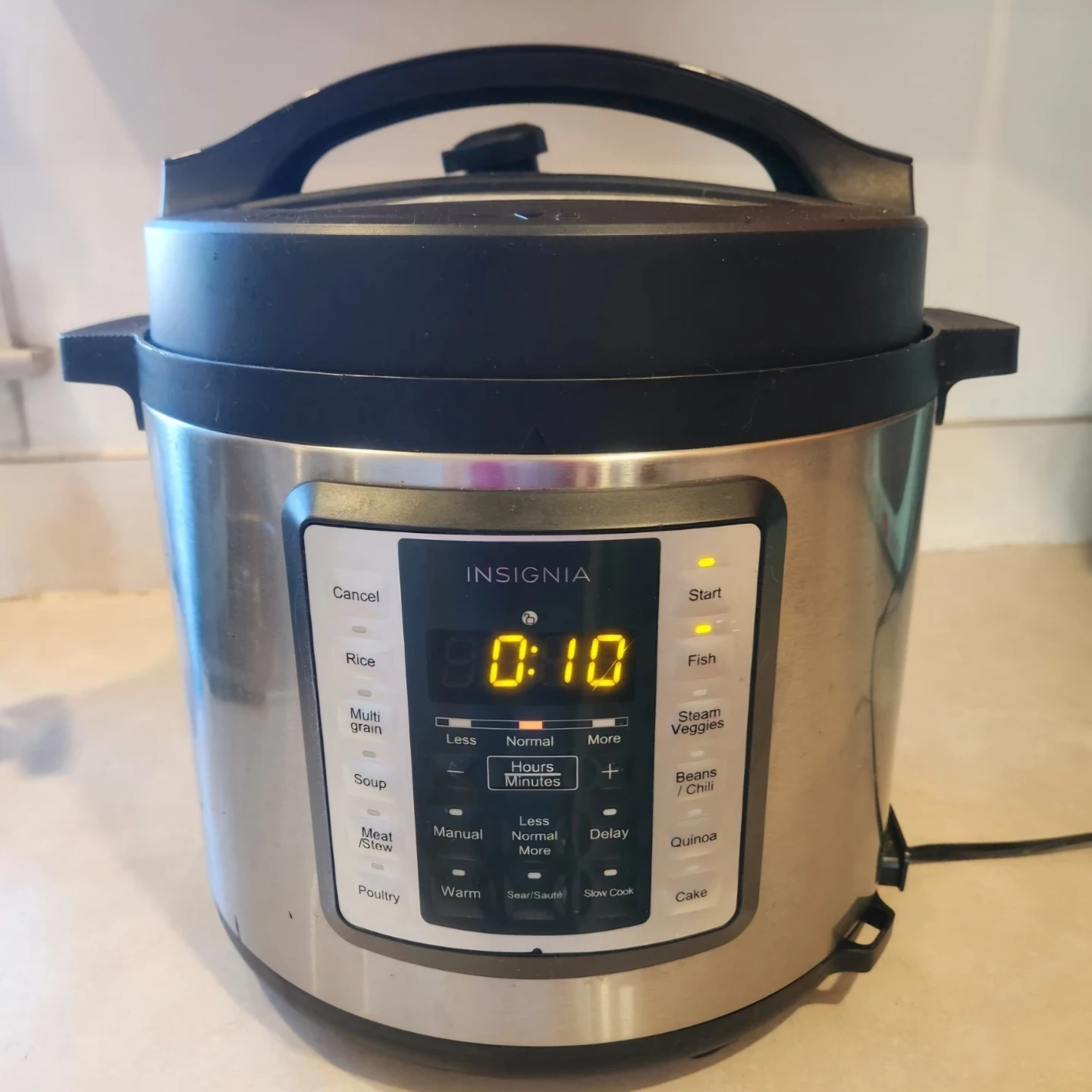 ♦️Moving Sale♦️ Insignia 6-Quart Multi-Function Pressure Cooker