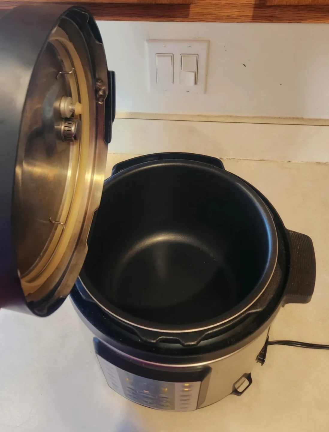 ♦️Moving Sale♦️ Insignia 6-Quart Multi-Function Pressure Cooker - photo 2