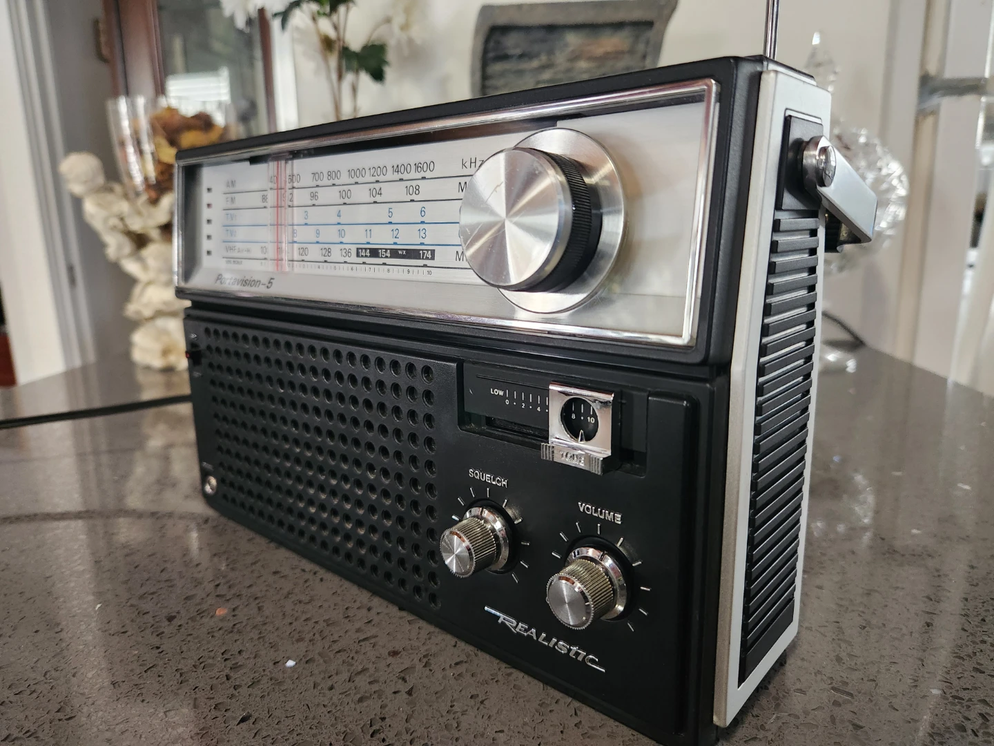 Realistic Portavision-5 AM/FM/TV Radio - photo 4