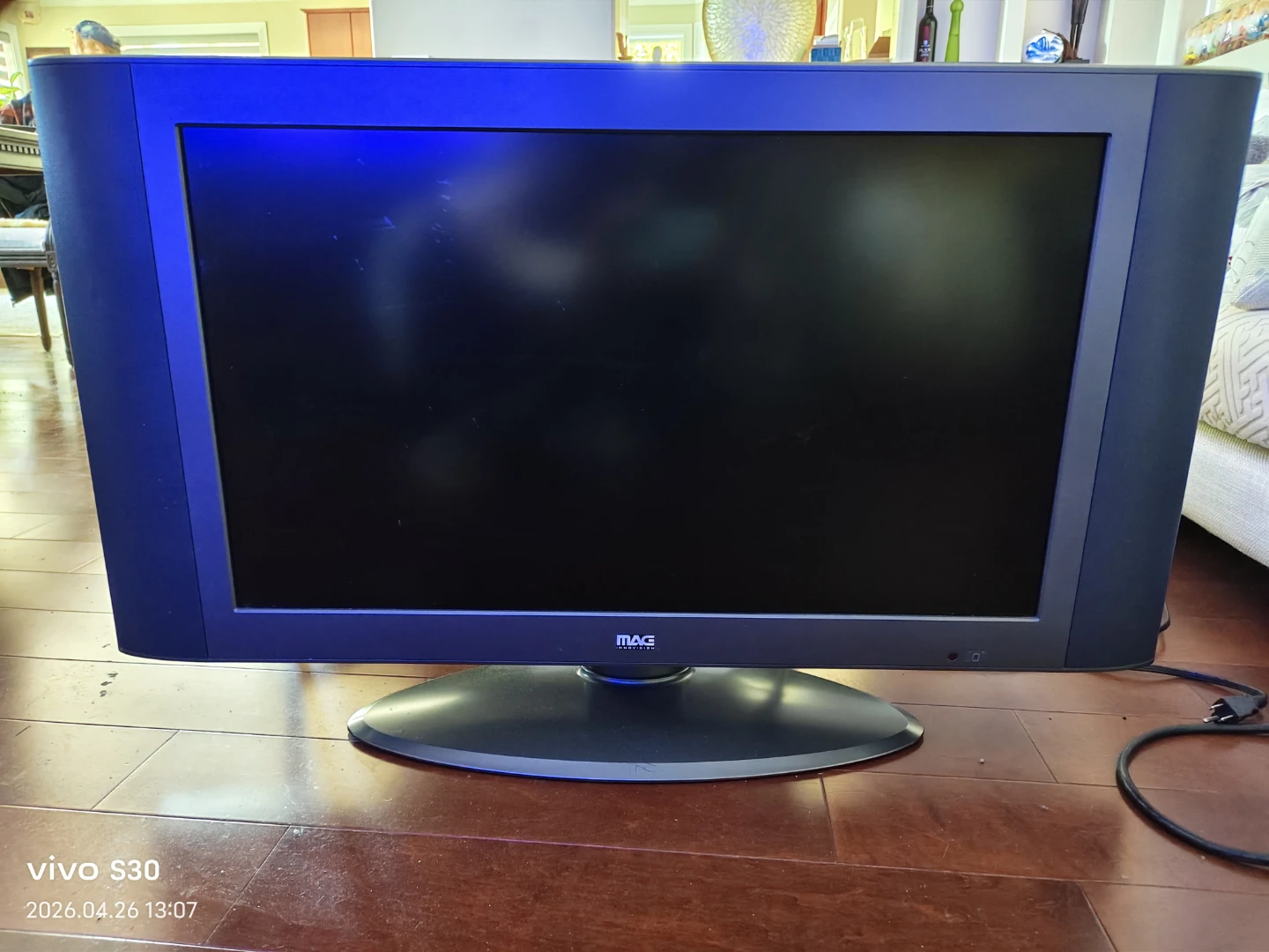 MAG 32-inch Flat Screen TV