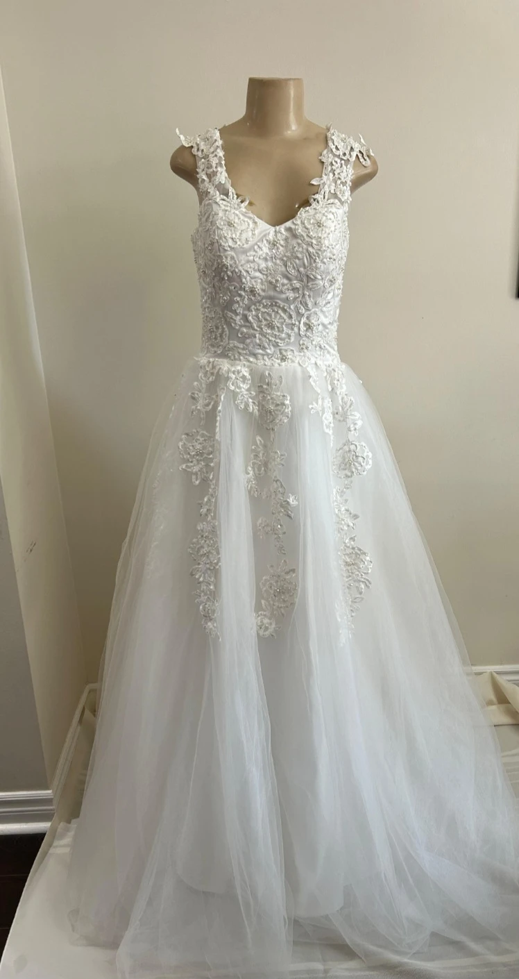 New Wedding Dress - Size Small - photo 3
