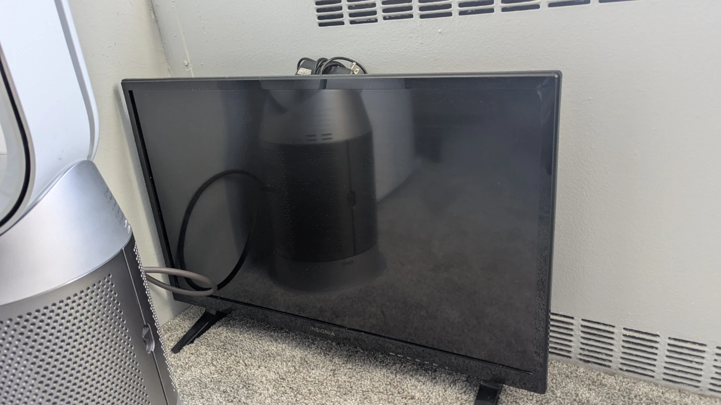 Move out sale, 21" HP Monitor, 27" TV with fire stick, Microwave - photo 3