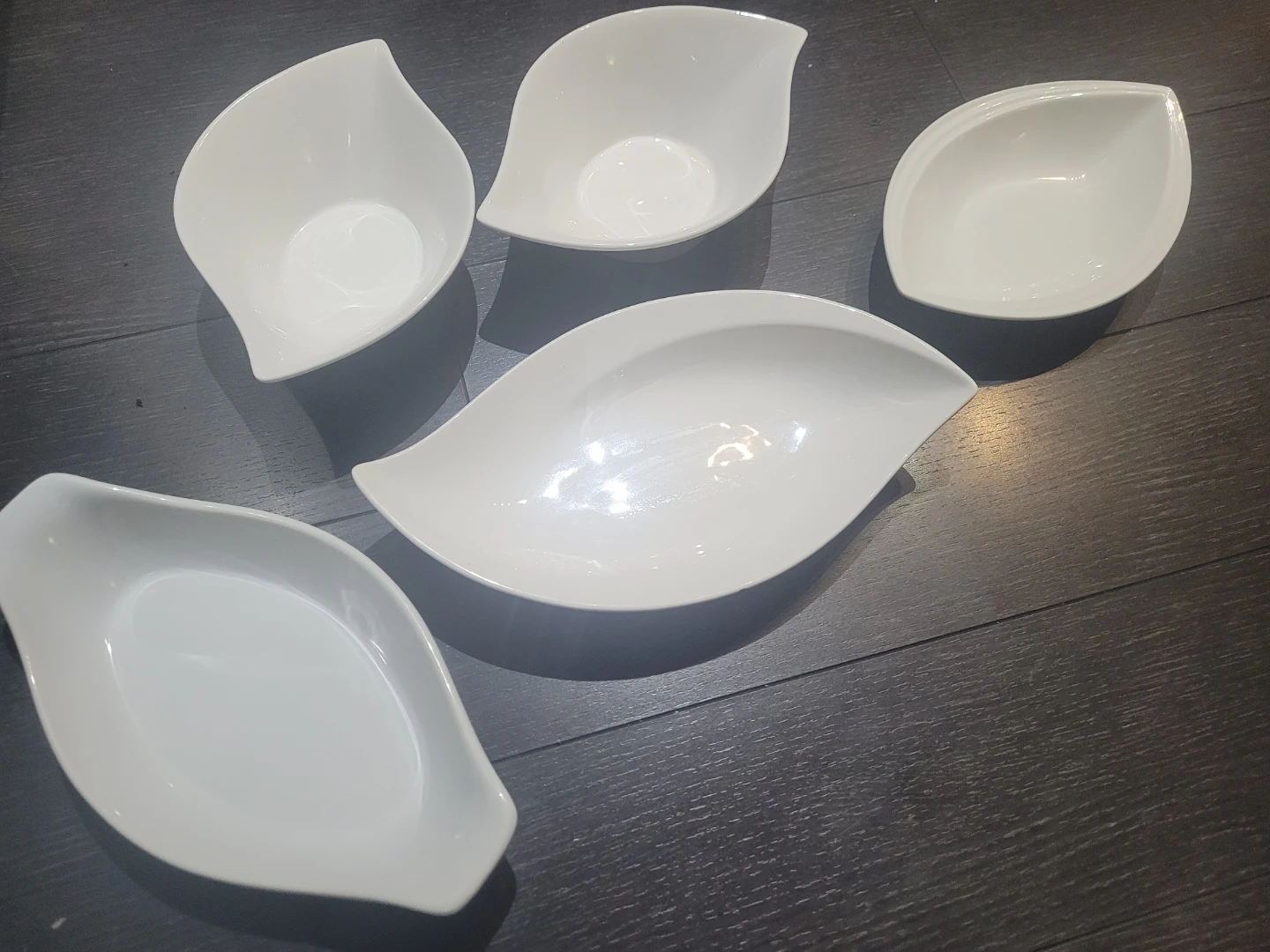 Set of 5 White Leaf-Shaped Serving Dishes