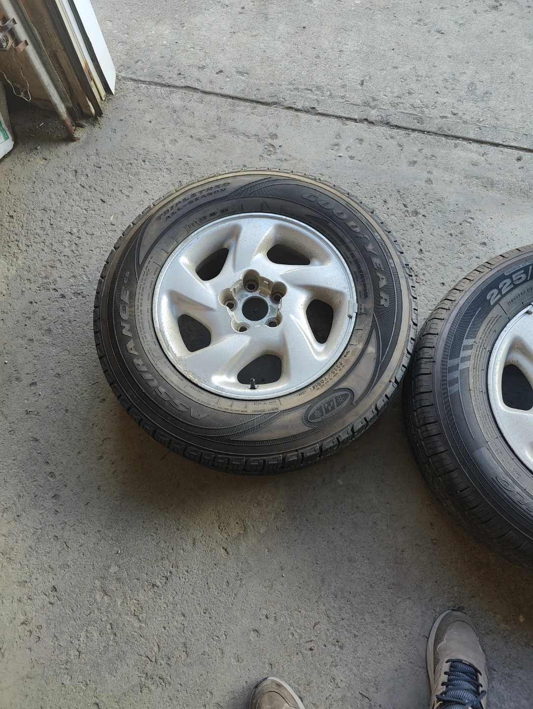 brand new tires on stock 1999 Rav4 rims - photo 5