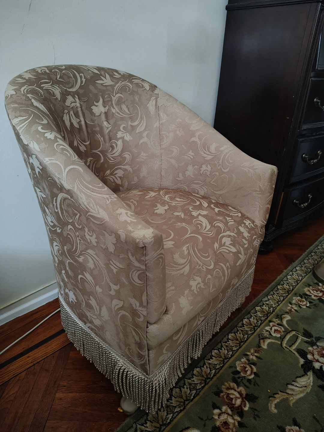 Vintage-Look Gold Club Armchair with Fringe - photo 2