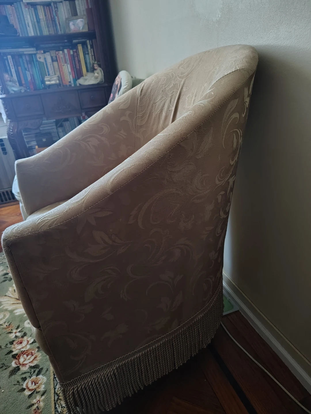 Vintage-Look Gold Club Armchair with Fringe - photo 3