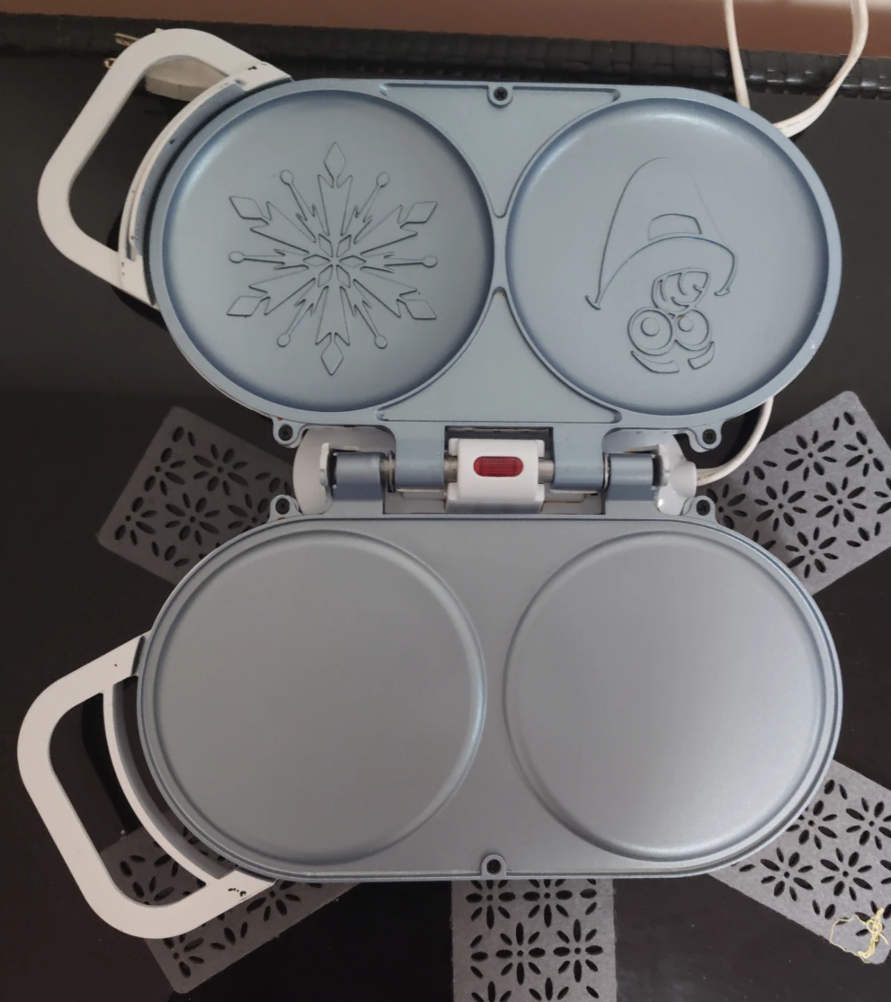 Disney Frozen "Believe in the Journey" Waffle Maker - photo 3