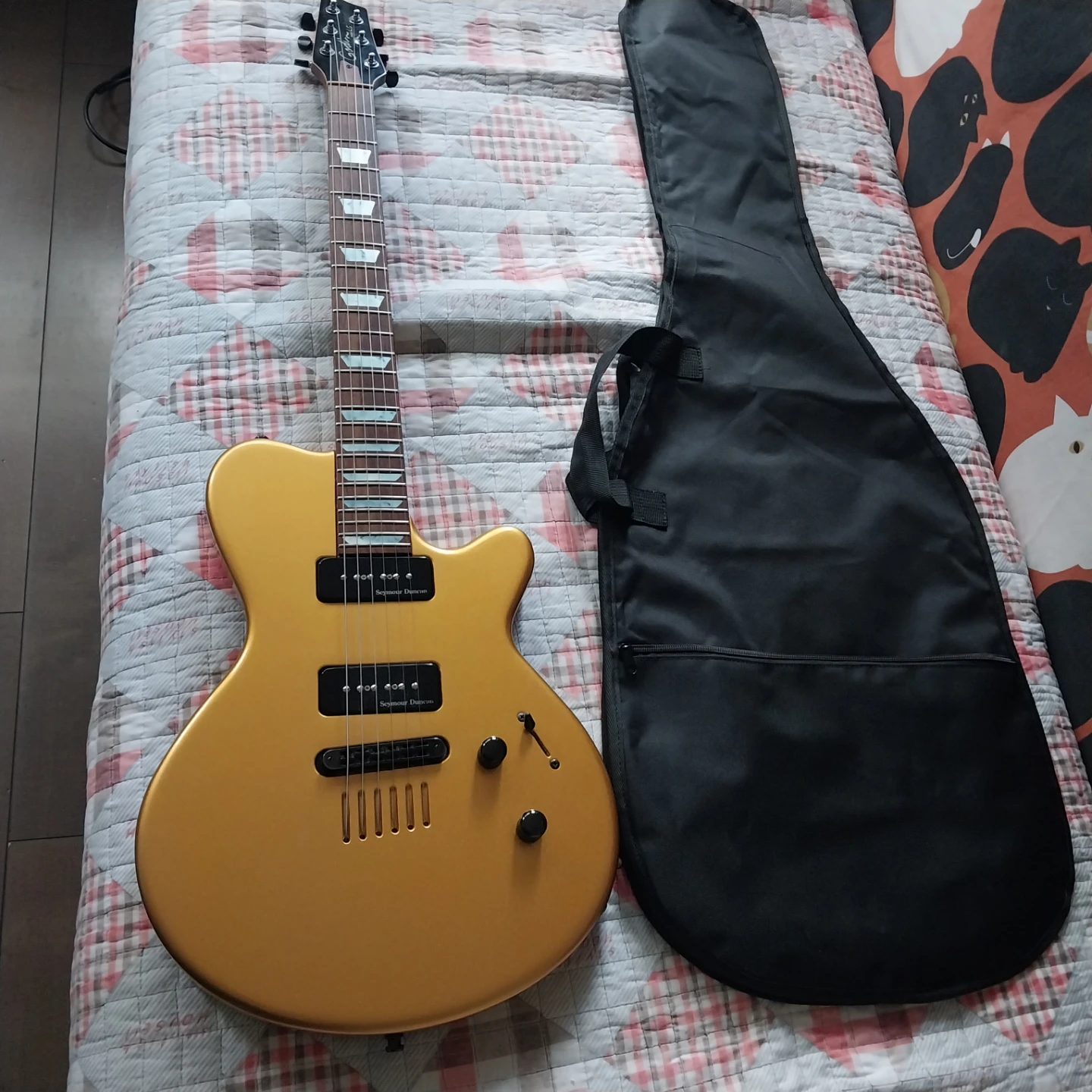 Gold Electric Guitar lg p90 gold