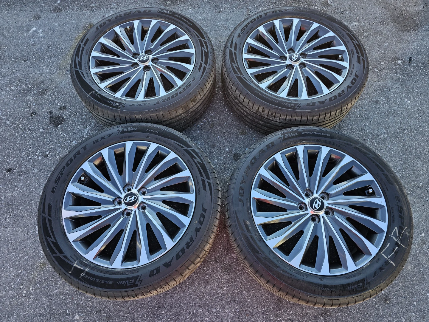 HYUNDAI PALISADE O.E.M RIMS AND ALL SEASON TIRES 255/50 R20