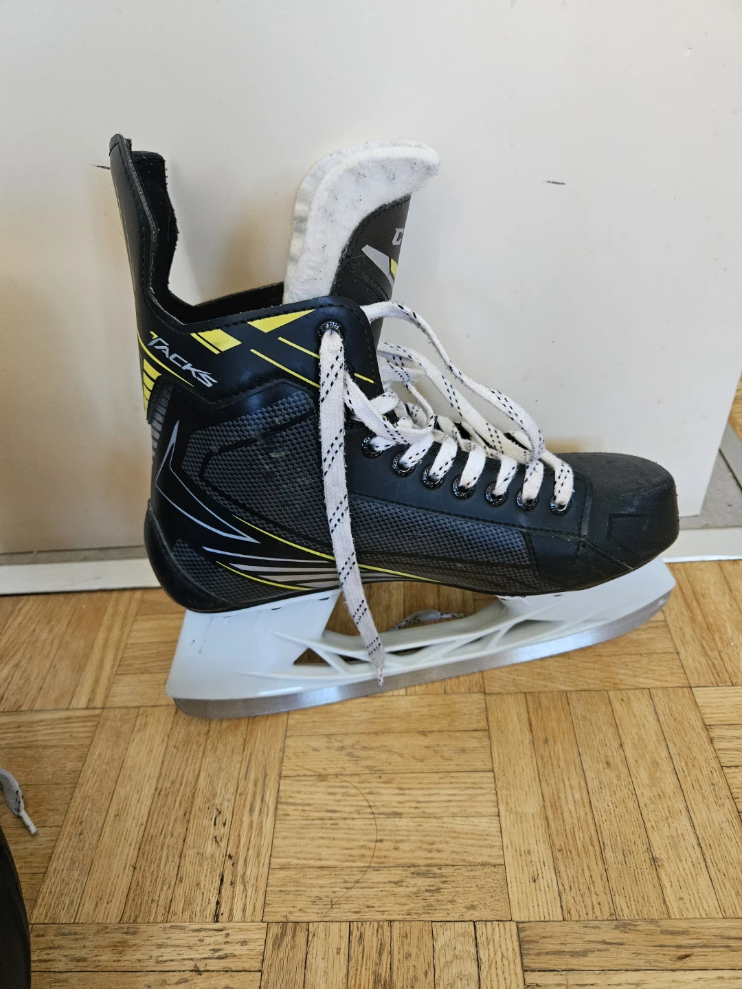 CCM Tacks Hockey Skates, Size 9 - photo 2