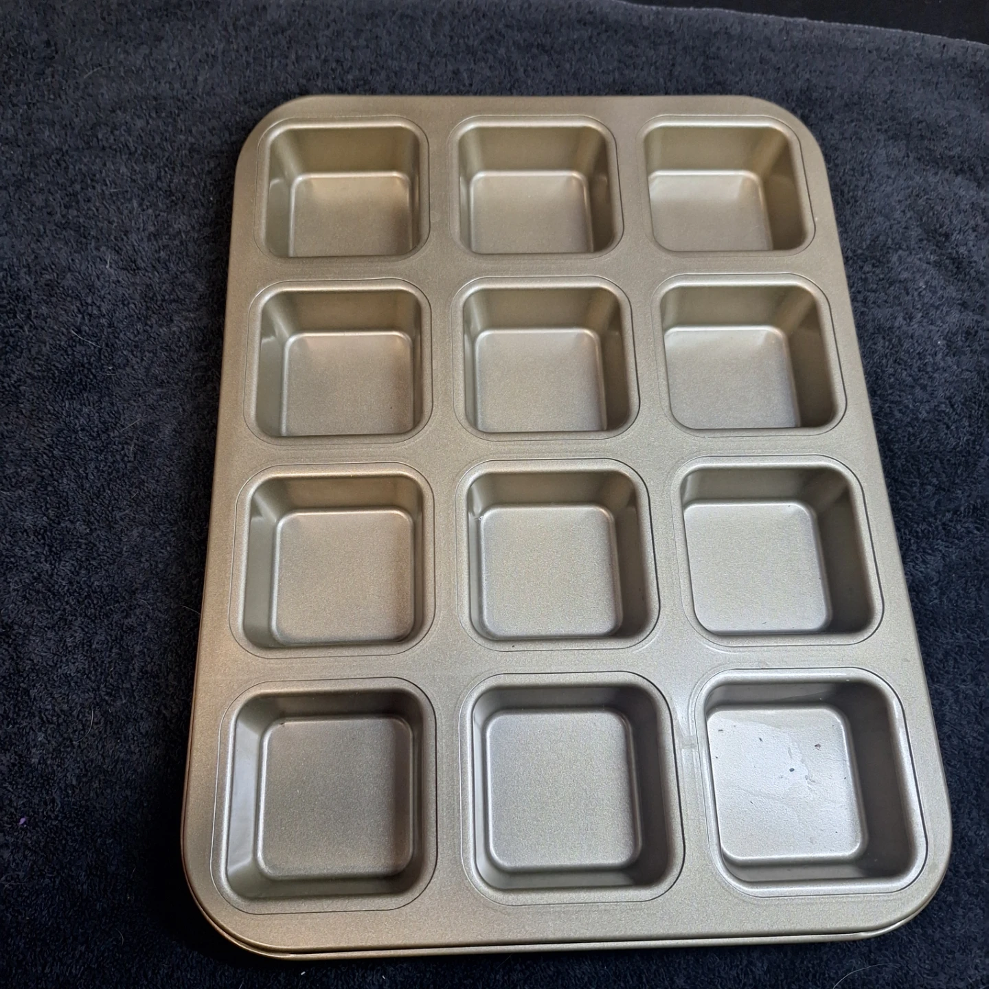 12-Cup Square Brownie Pan