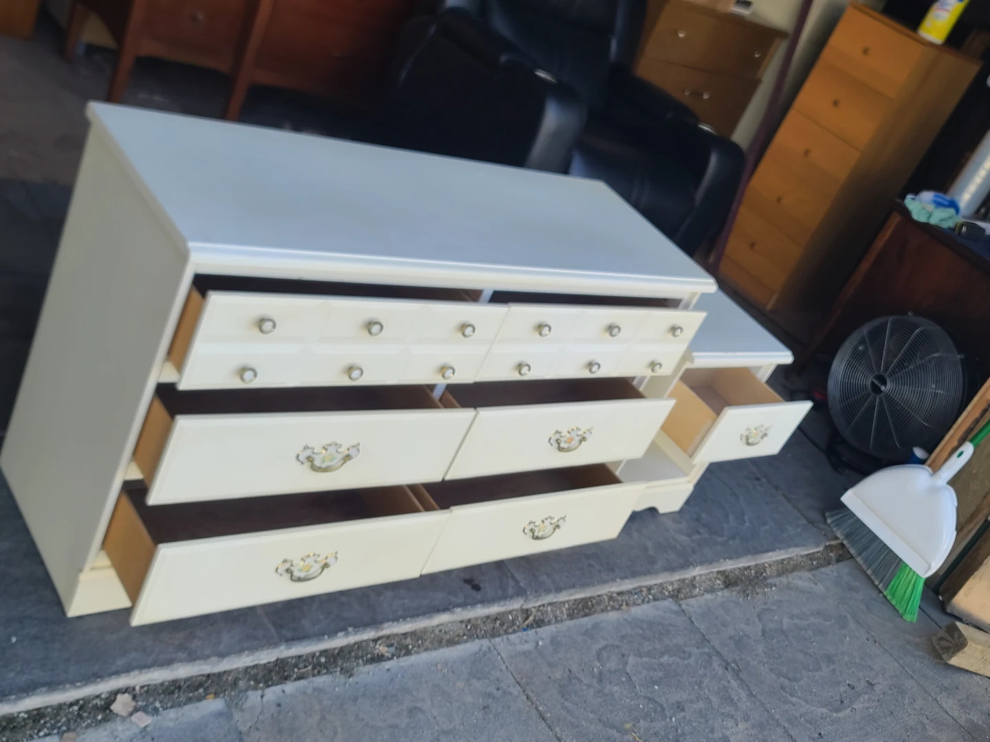 Cream coloured dresser and nightstand set - photo 2