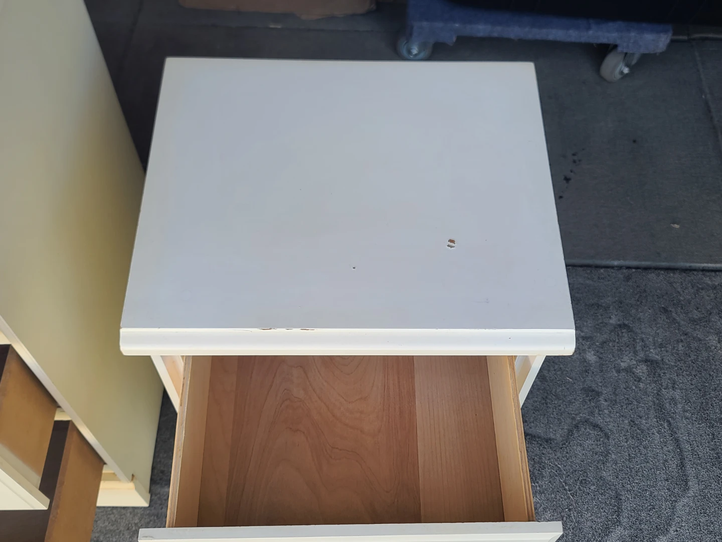 Cream coloured dresser and nightstand set - photo 5