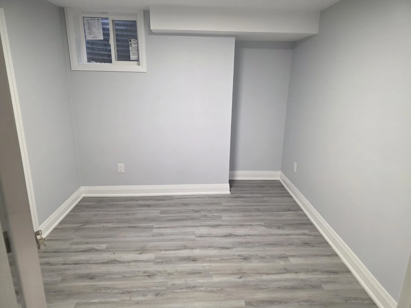 Legal 2 bedrooms 1 bath with separate insuite laundry - photo 2
