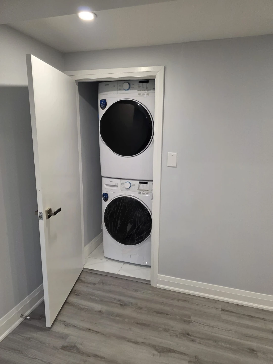 Legal 2 bedrooms 1 bath with separate insuite laundry - photo 3