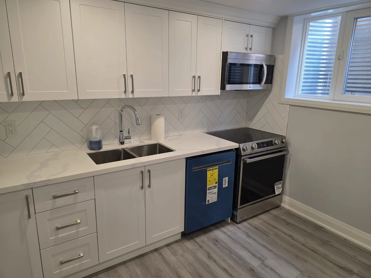 Legal 2 bedrooms 1 bath with separate insuite laundry - photo 4