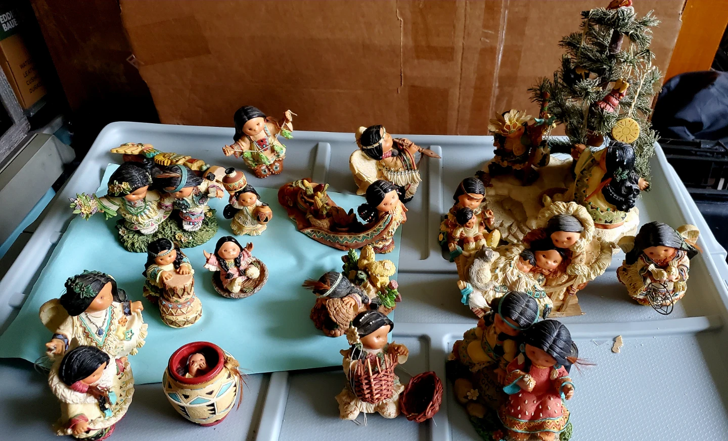 16 Friends of a Feather Native American Figurines + Xmas tree - photo 2