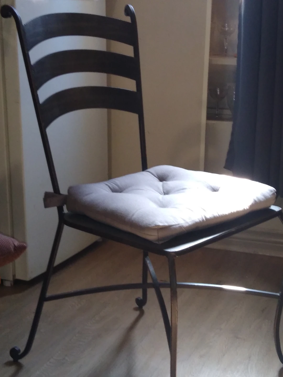 Wrought iron chair with cushion - photo 2