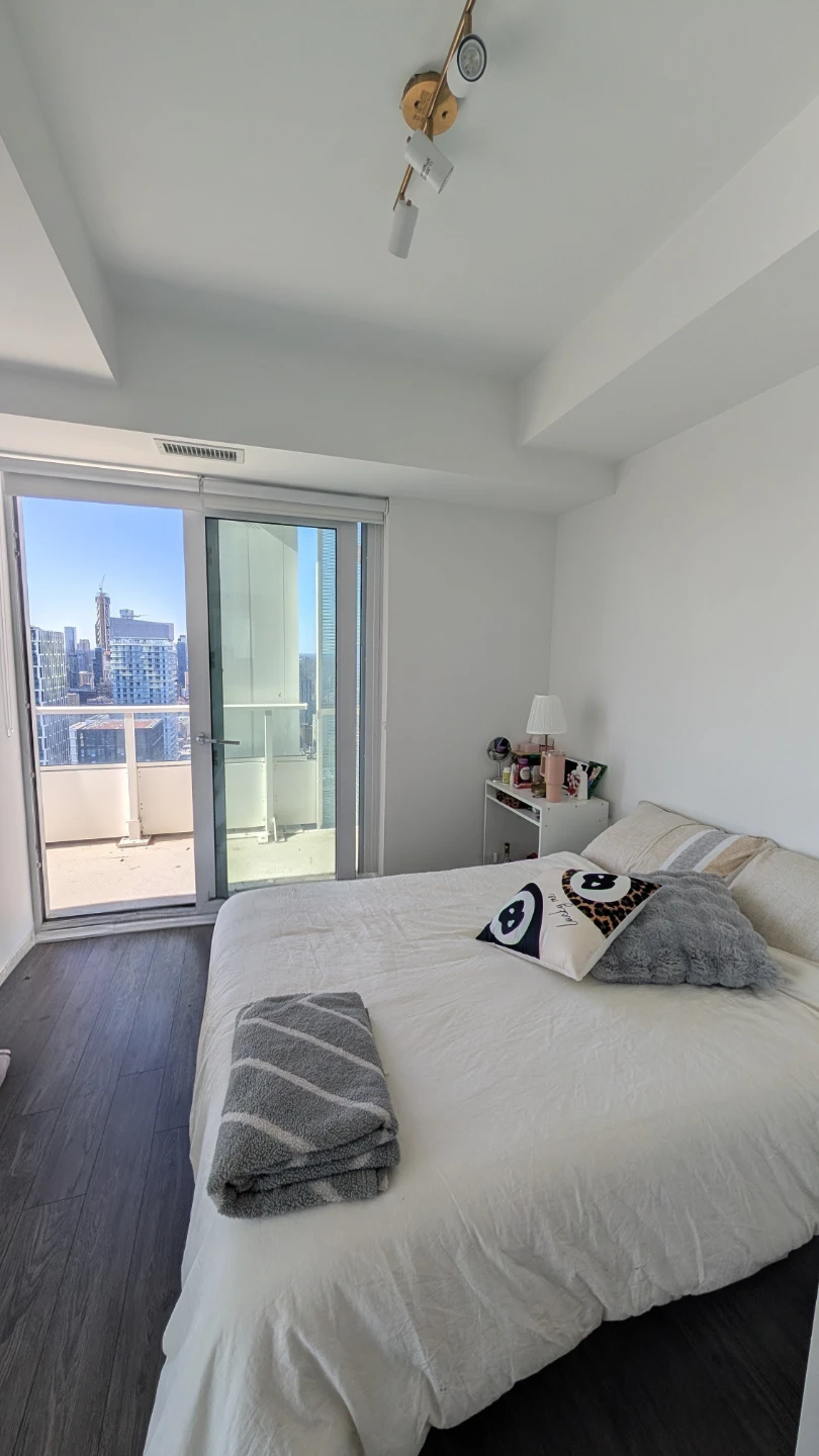 Master Bedroom for Rent – Downtown Toronto - photo 5