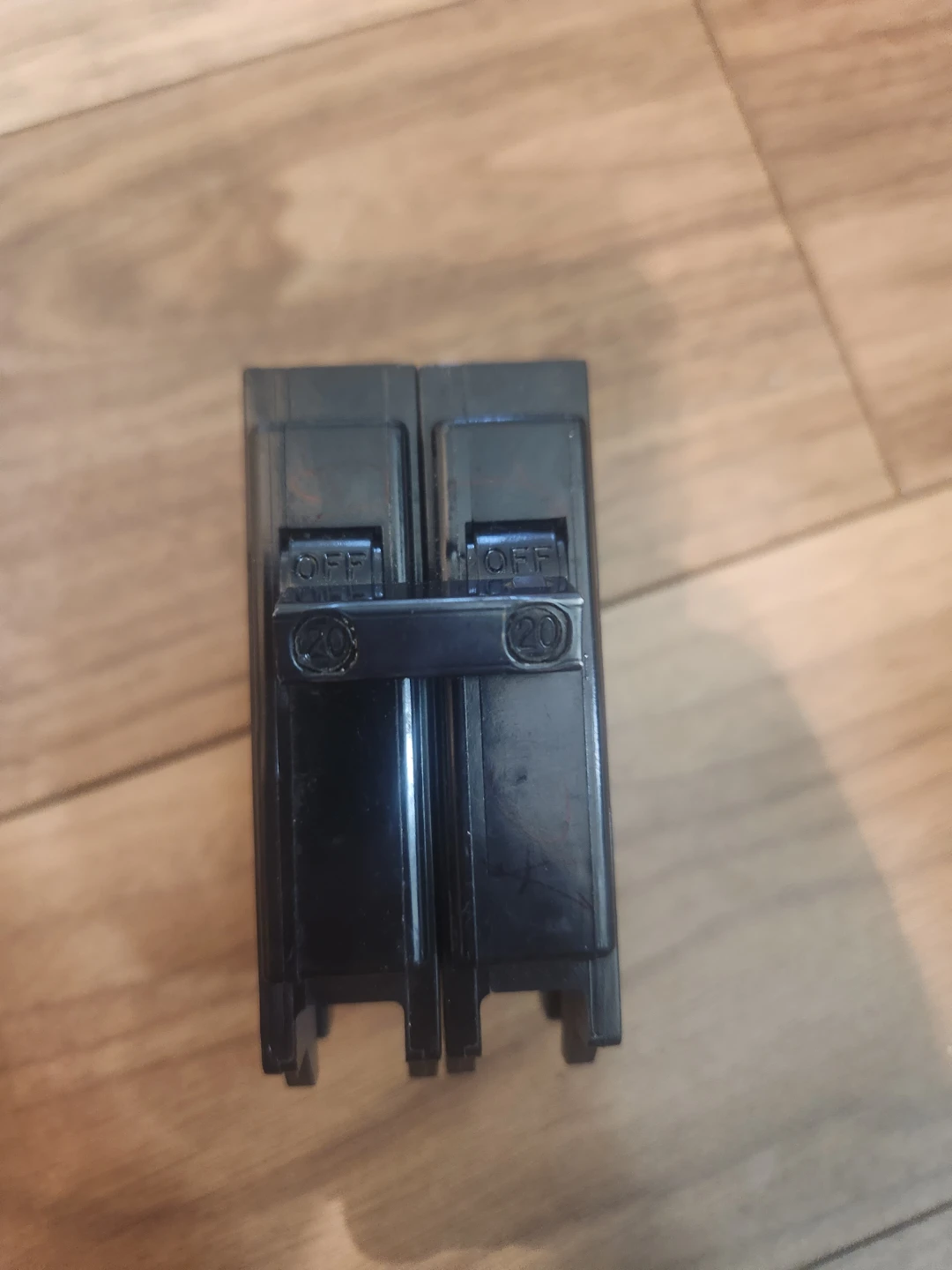 COMMANDER CB2020 Circuit Breaker