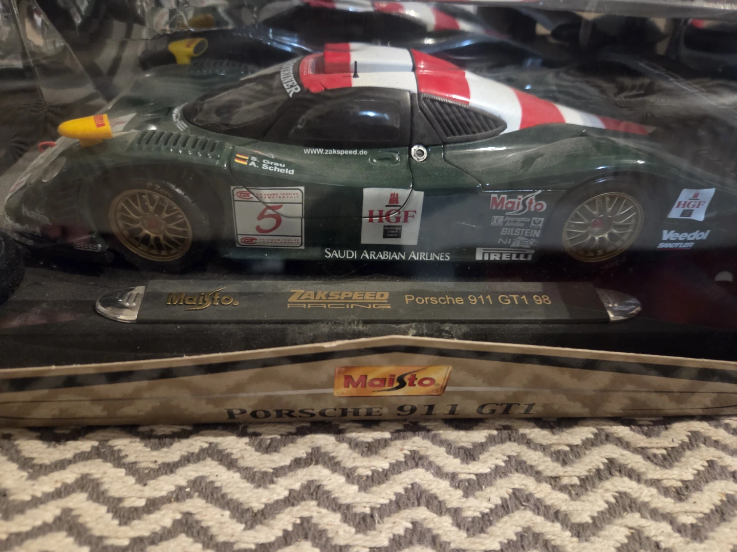 Maisto Porsche 911 GT1 1:18 Scale Racing Car