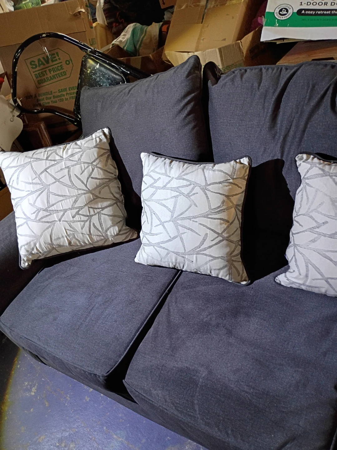 DARK BLUE SOFA WITH DECORATIVE ACCENT THROW PILLOWS - photo 3