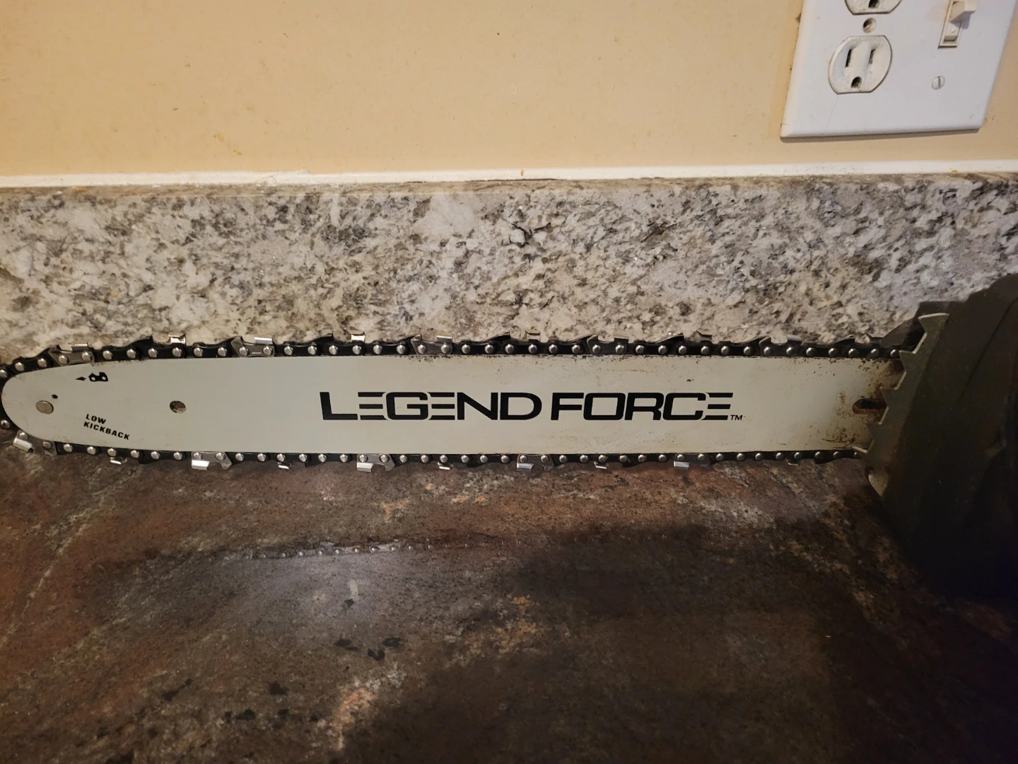 Legend Force 12-Amp Electric Chainsaw - 16 Inch - photo 4