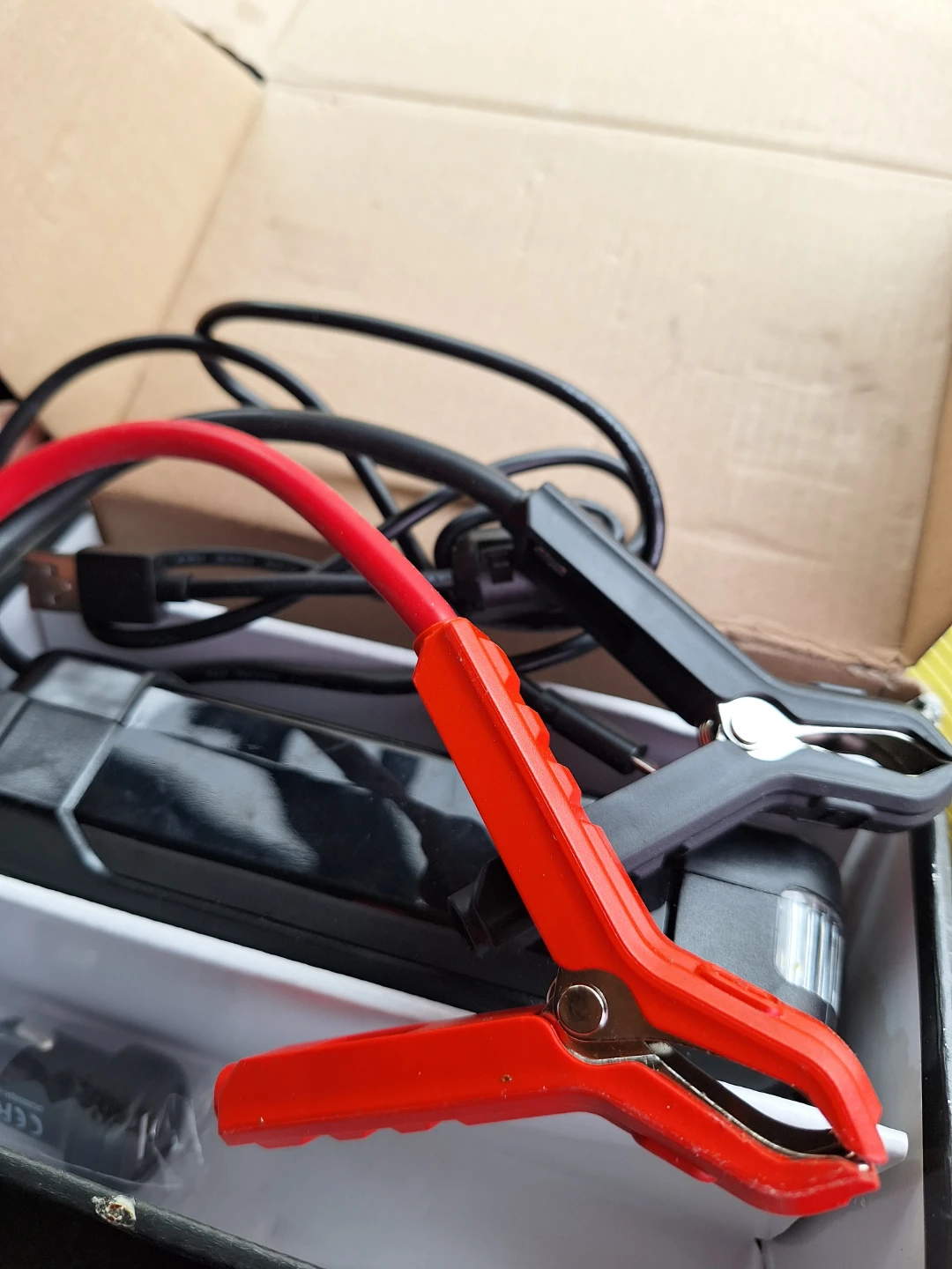Motomaster Eliminator 750A Jump Starter and Power Bank - photo 3