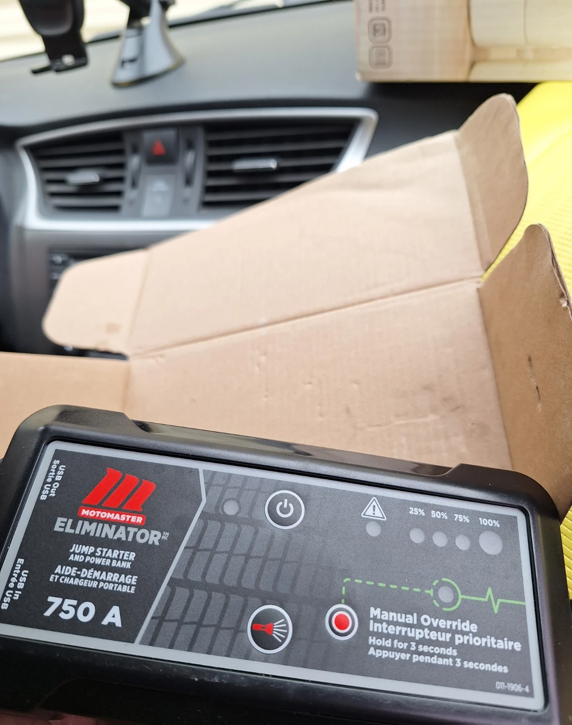 Motomaster Eliminator 750A Jump Starter and Power Bank - photo 4