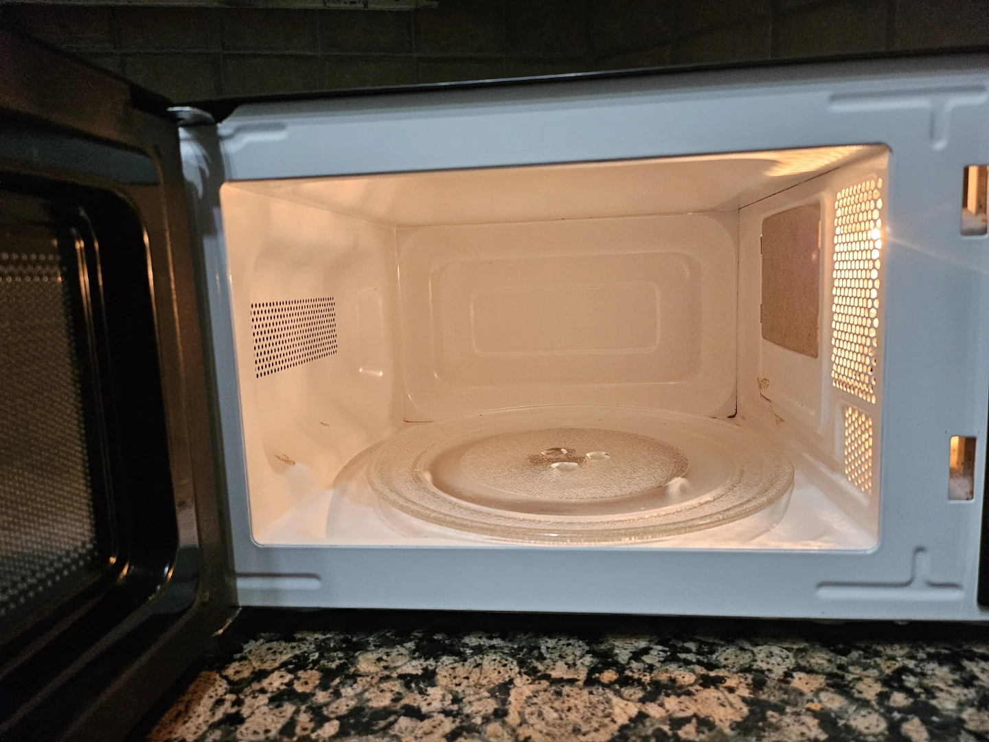 Hamilton Beach Microwave Oven - photo 4