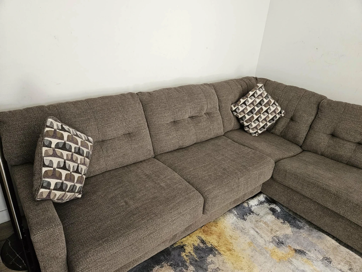 Mahoney L-Shaped Sectional with Chaise & Accent Pillows